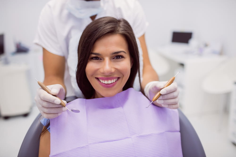 Paciente sorrindo durante consulta odontológica
